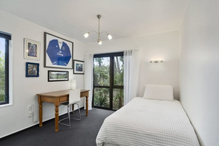 Photo of property in 1 Kakariki Grove, Waikanae, 5036