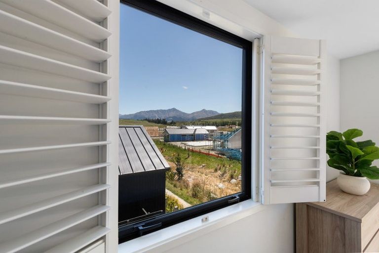 Photo of property in 10 Chapman Way, Jacks Point, 9371