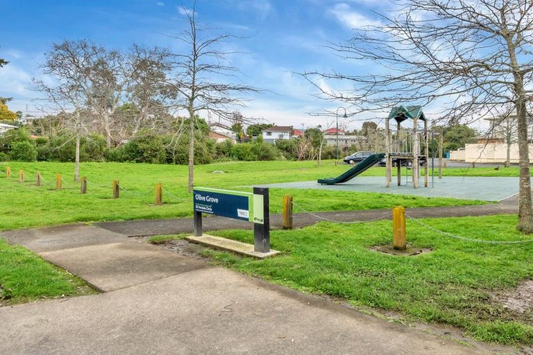 Photo of property in 35 Barnea Circle, Glen Eden, Auckland, 0602