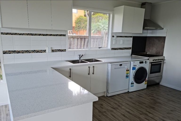 Photo of property in 15 Noeleen Street, Glenfield, Auckland, 0629