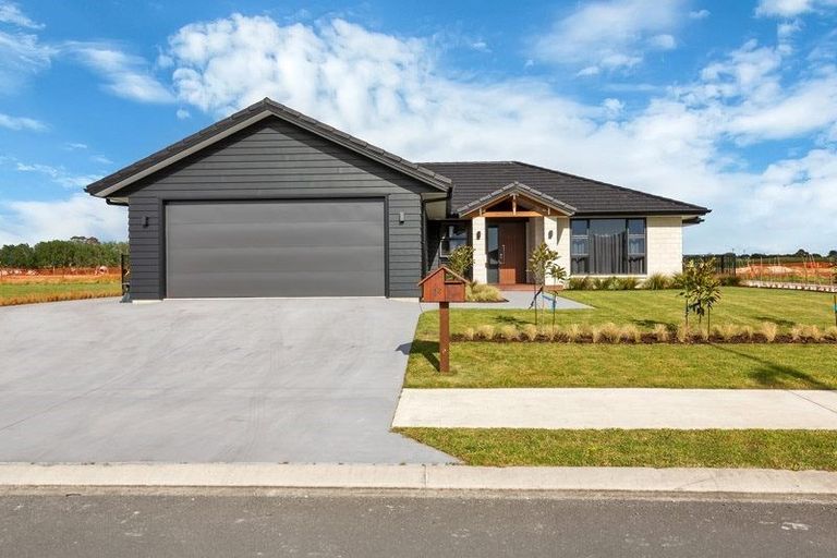 Photo of property in 32 Waitemata Drive, One Tree Point, 0118