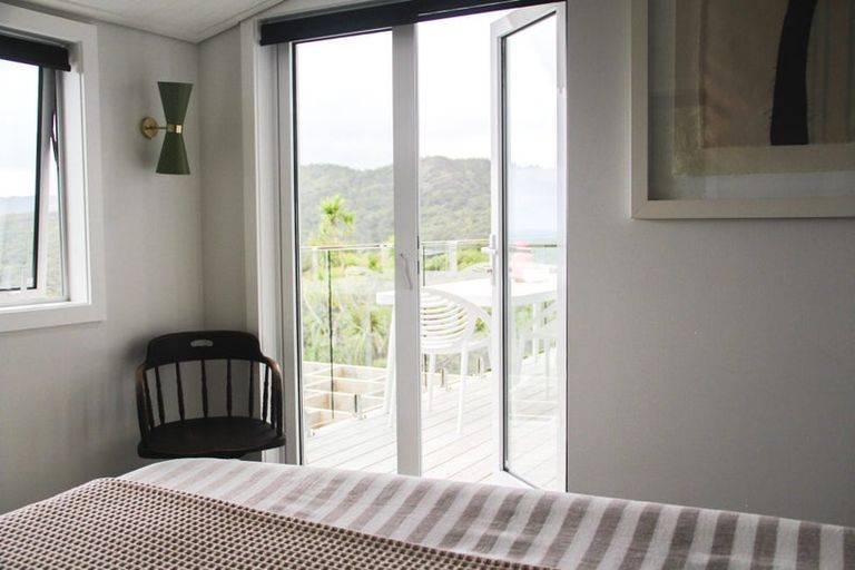 Photo of property in 15 Piha Road, Piha, New Lynn, 0772