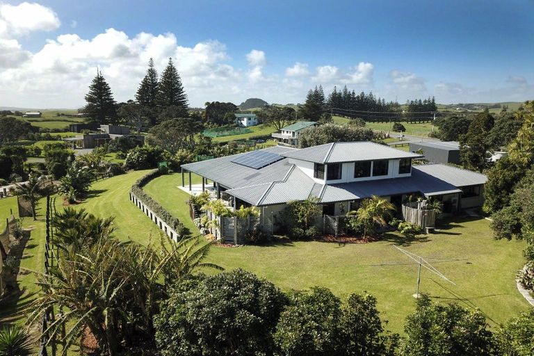 Photo of property in 36 Ripiro Drive, Baylys Beach, Dargaville, 0377