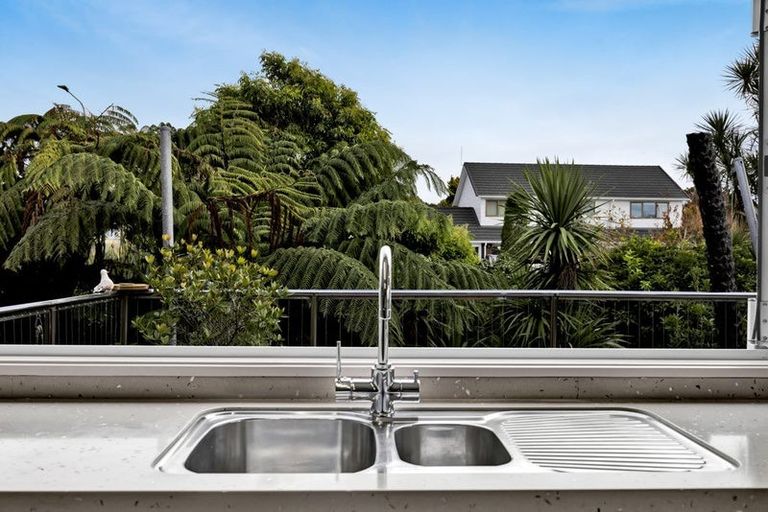 Photo of property in 12 Leatham Avenue, Strandon, New Plymouth, 4312