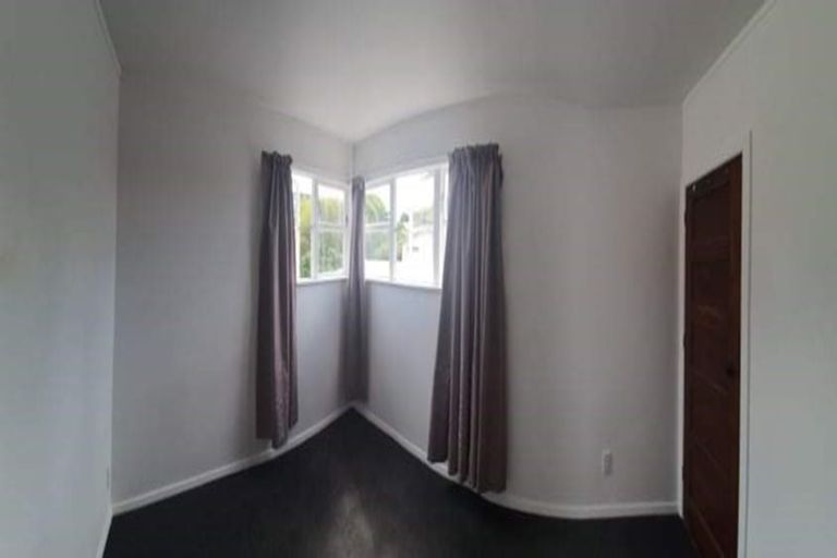 Photo of property in 106 Moorefield Road, Johnsonville, Wellington, 6037