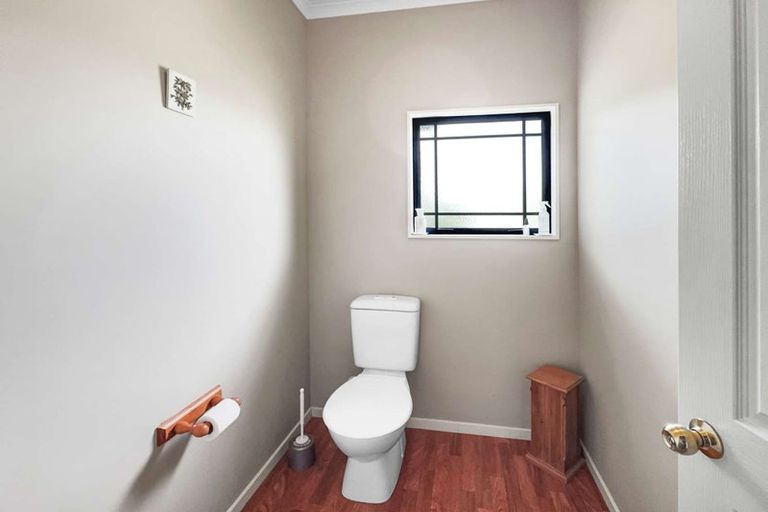 Photo of property in 20 Paraekaretu Street, Hunterville, 4730