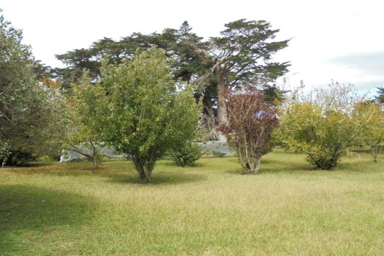 Photo of property in 691 Waitakere Road, Kumeu, 0891