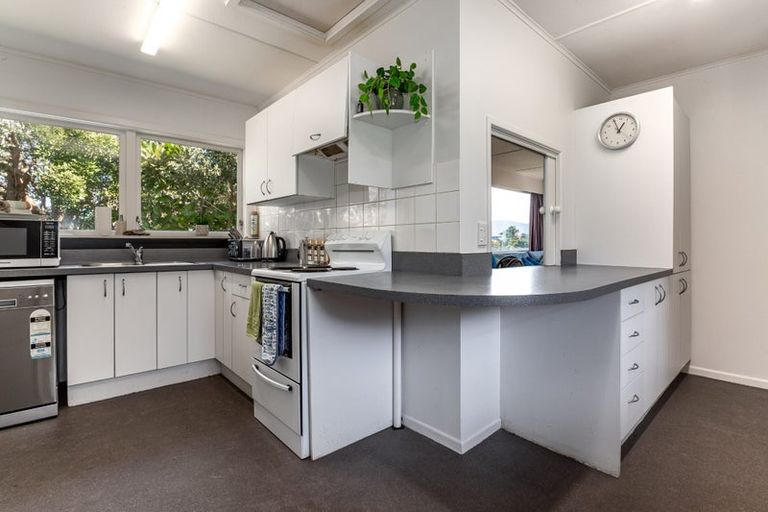 Photo of property in 4 Rangihiroa Street, Waikanae Beach, Waikanae, 5036