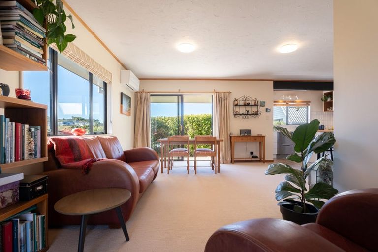 Photo of property in 6 Montrose Grove, Churton Park, Wellington, 6037