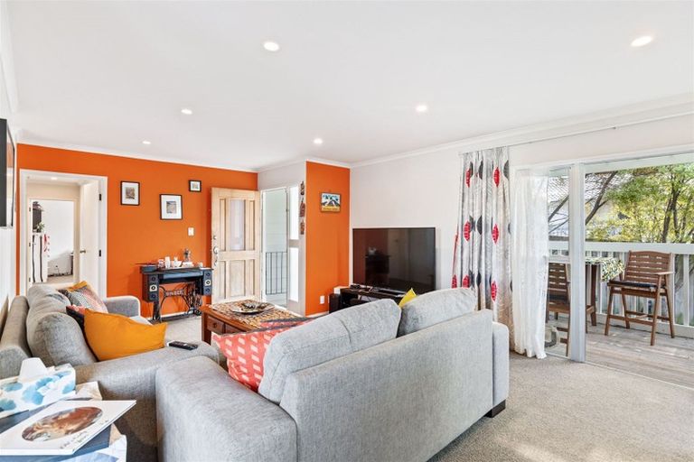 Photo of property in 2 Katrina Place, Massey, Auckland, 0614