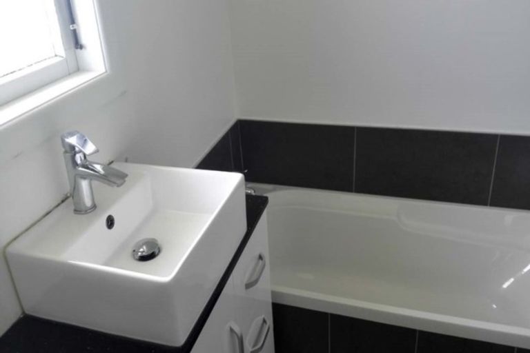 Photo of property in 1/9 Kirrie Avenue, Te Atatu South, Auckland, 0610