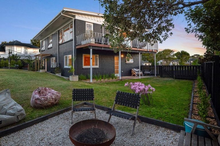 Photo of property in 3 Council Terrace, Northcote Point, Auckland, 0627