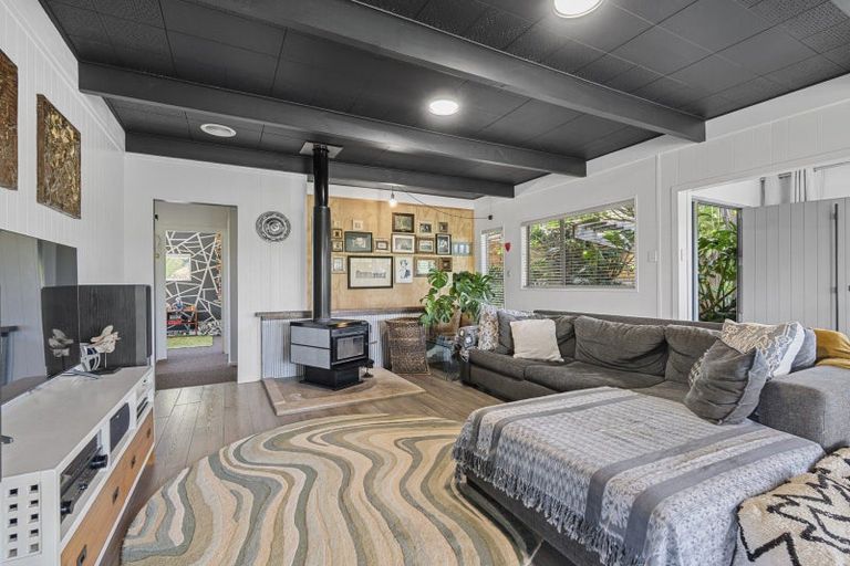 Photo of property in 15 Linda Street, Oakura, 4314