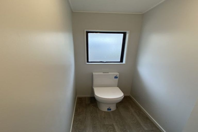 Photo of property in 15 Atlantis Place, Totara Vale, Auckland, 0629