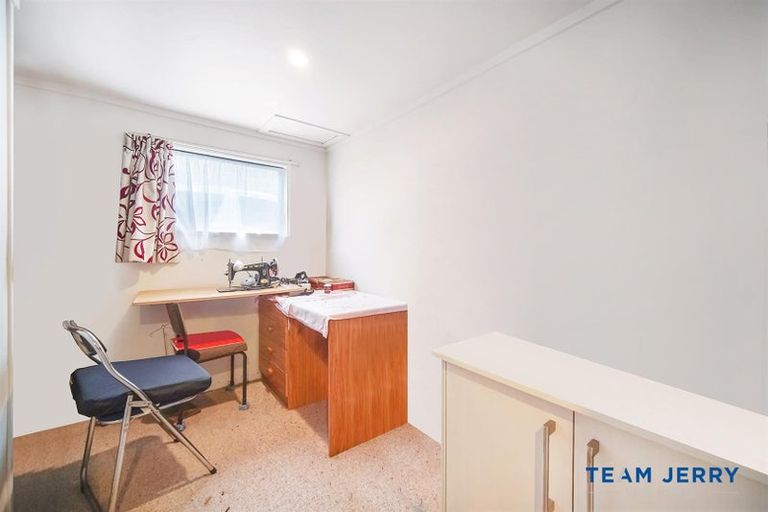 Photo of property in 30 Casuarina Road, Half Moon Bay, Auckland, 2012