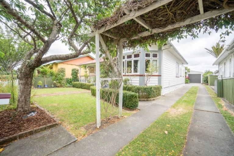 Photo of property in 19 Kingswood Street, Takaro, Palmerston North, 4412
