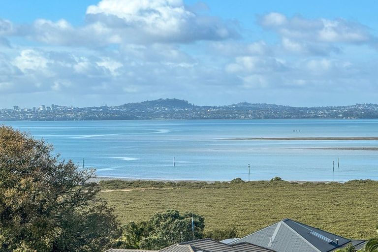 Photo of property in 2 Oakpark Place, West Harbour, Auckland, 0618