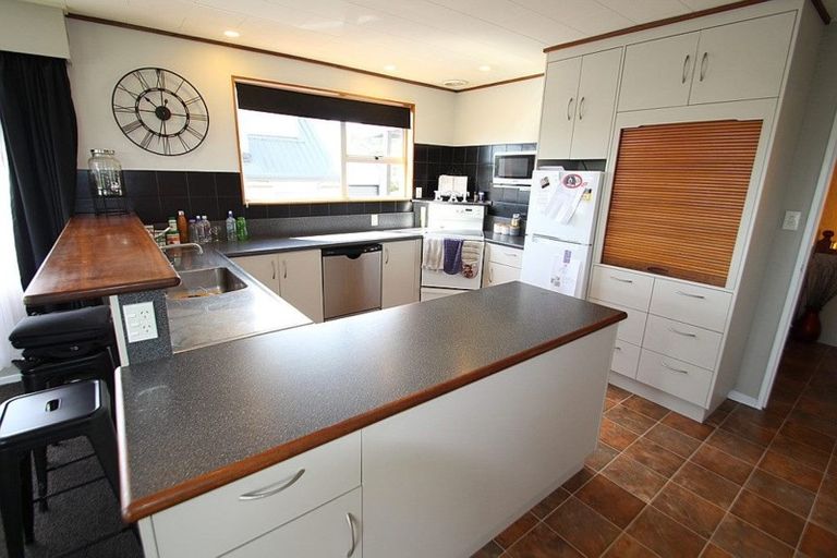 Photo of property in 6 Aotea Crescent, Gore, 9710