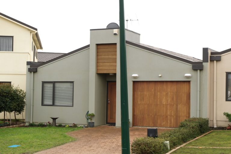 Photo of property in 9 Bunker Rise, Golflands, Auckland, 2013