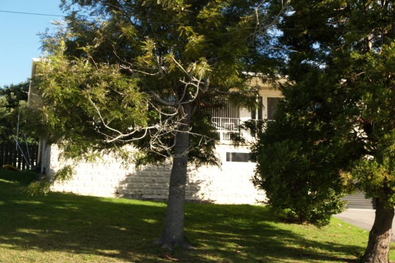 Photo of property in 21 Montgomery Crescent, Cockle Bay, Auckland, 2014