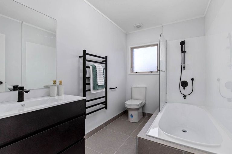 Photo of property in 2/48 Noeleen Street, Glenfield, Auckland, 0629