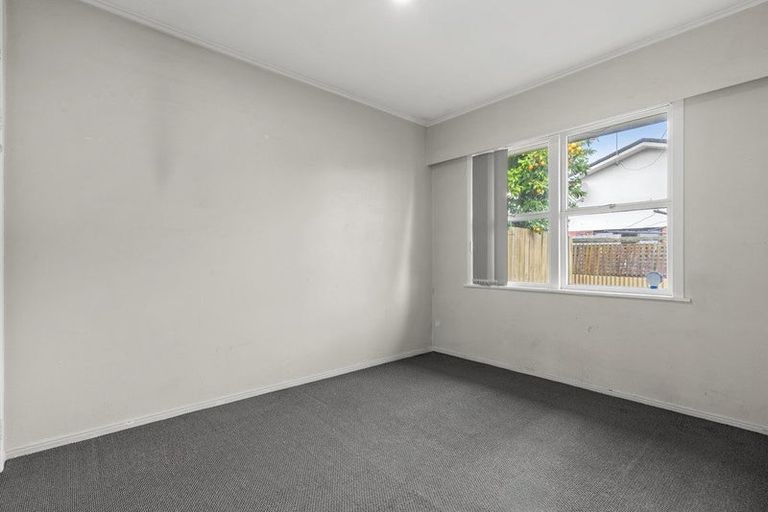 Photo of property in 2/8 Winspear Place, Manukau, Auckland, 2025