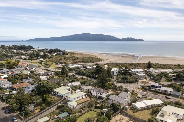 Photo of property in 36 Field Way, Waikanae Beach, Waikanae, 5036