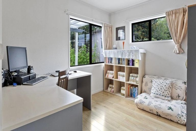 Photo of property in 30 Mannering Place, Hillcrest, Auckland, 0627