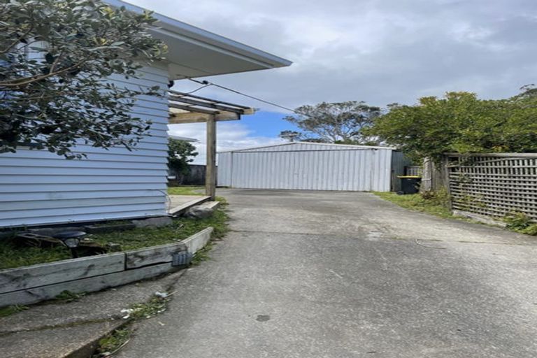 Photo of property in 16 Balmain Street, Newlands, Wellington, 6037