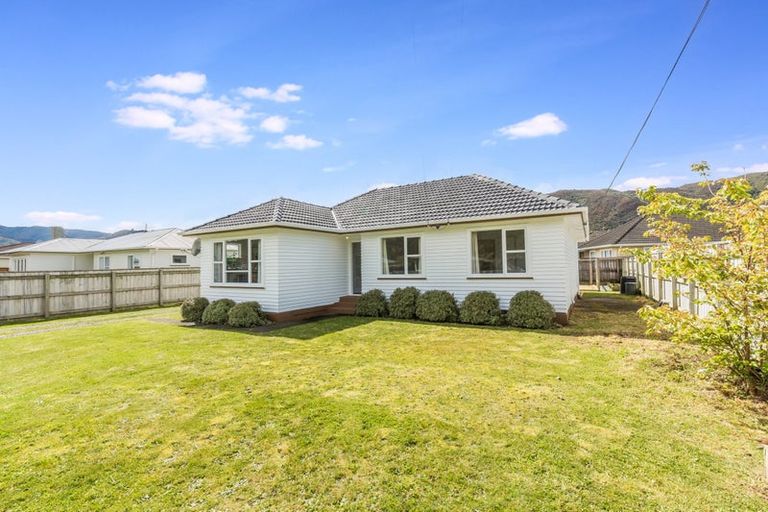 Photo of property in 42 Donnelley Drive, Wainuiomata, Lower Hutt, 5014