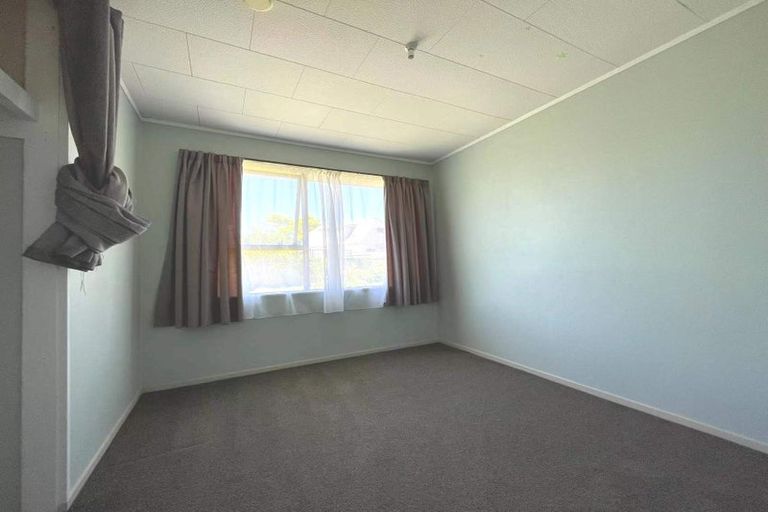Photo of property in 100 Beach Road, Te Atatu Peninsula, Auckland, 0610
