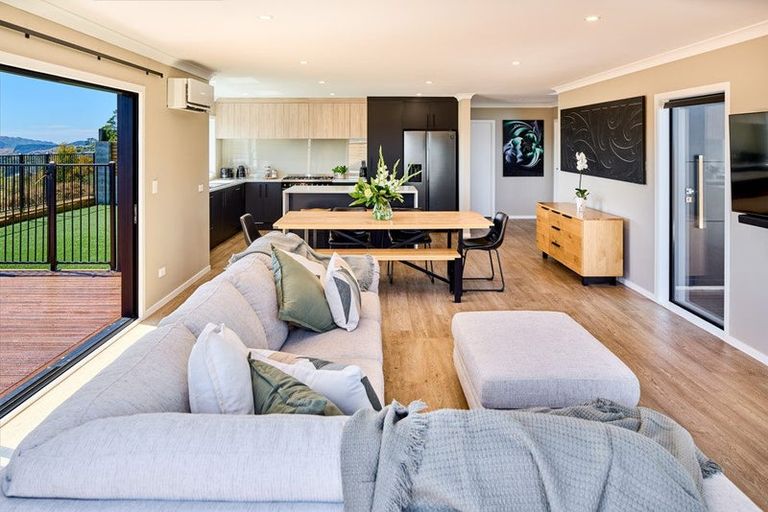 Photo of property in 12 Boeing Way, Newlands, Wellington, 6037