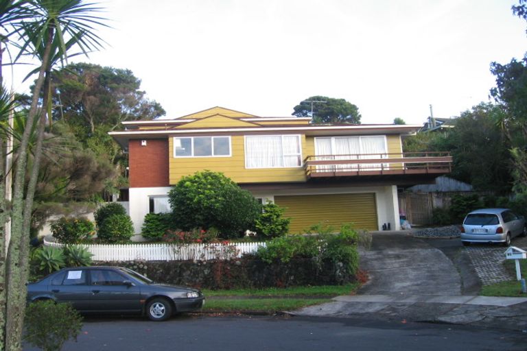 Photo of property in 18 Makepiece Place, Chatswood, Auckland, 0626