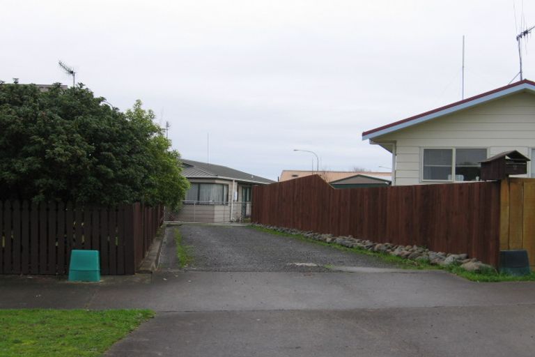 Photo of property in 2 Lydia Place, Kelvin Grove, Palmerston North, 4414