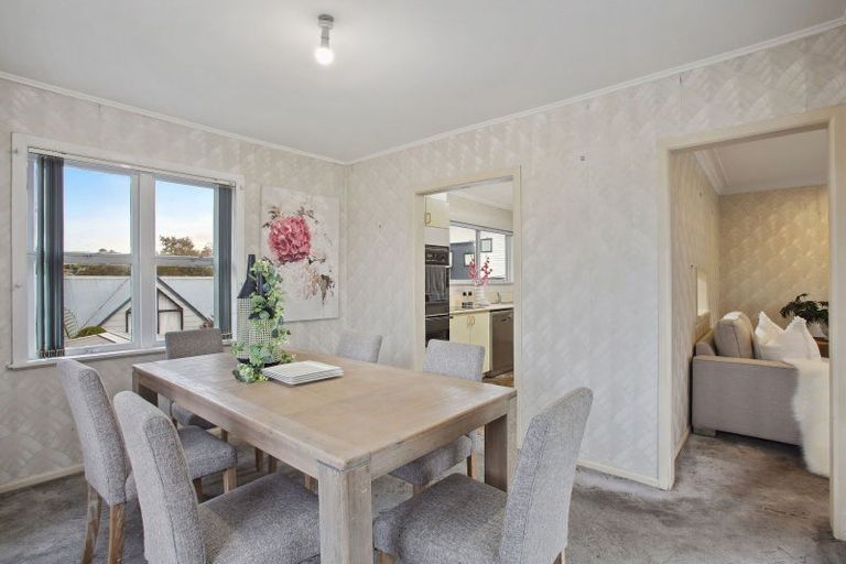 Photo of property in 16 Sylvan Crescent, Te Atatu South, Auckland, 0610