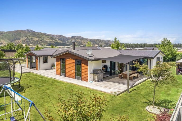 Photo of property in 9 Isthmus Place, Lake Hawea, Wanaka, 9382