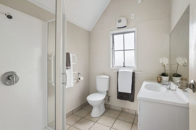 Photo of property in 2/1 Cascades Road, Pakuranga Heights, Auckland, 2010