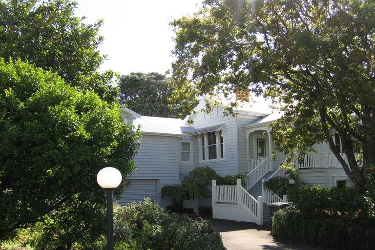 Photo of property in 28 Stanley Point Road, Stanley Point, Auckland, 0624