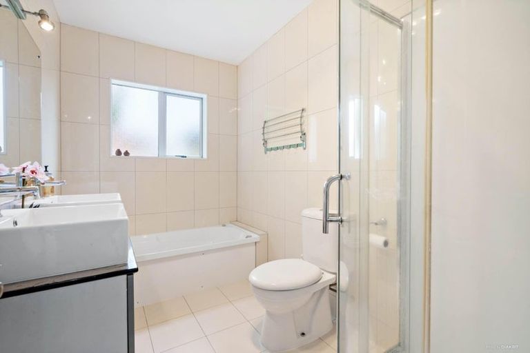 Photo of property in 11a Gerwyn Place, Pakuranga Heights, Auckland, 2010