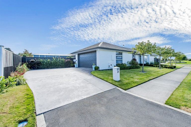 Photo of property in 21 Shillingford Boulevard, Rolleston, 7615