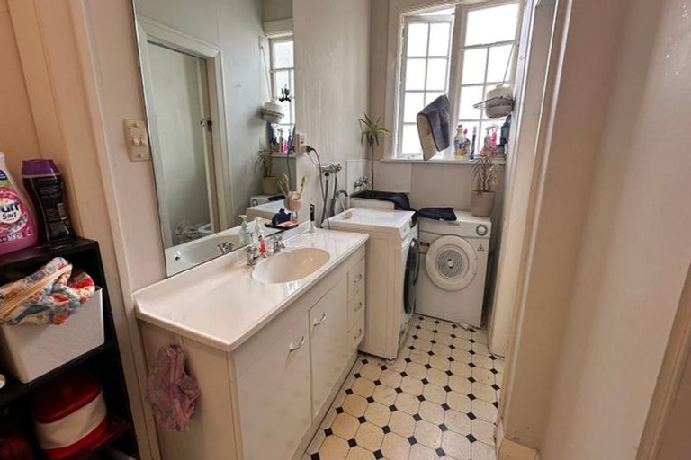 Photo of property in 1/17 Clifton Terrace, Kelburn, Wellington, 6012