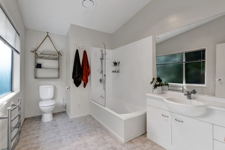 Photo of property in 10 Caledonia Place, Highlands Park, New Plymouth, 4312