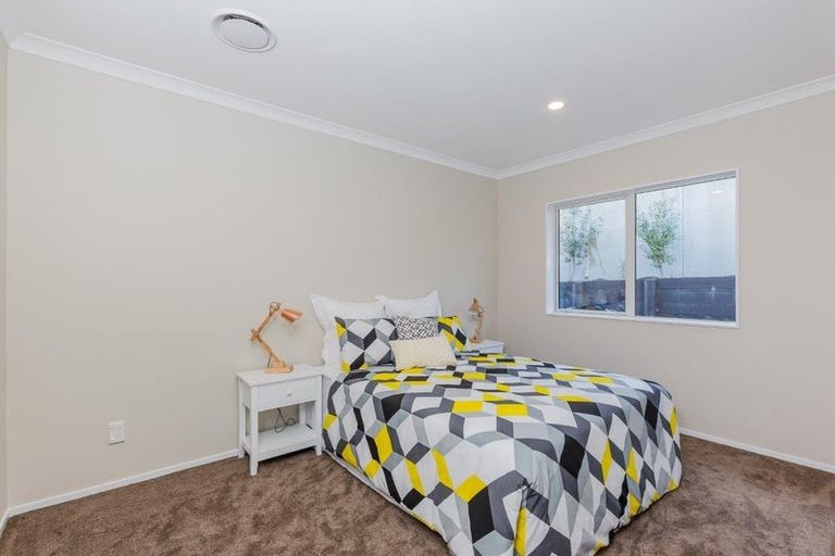Photo of property in 18 Syd Grant Crescent, Orewa, 0931