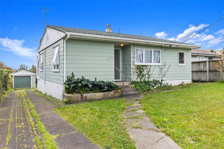 Photo of property in 14 Exmouth Road, Northcote, Auckland, 0627