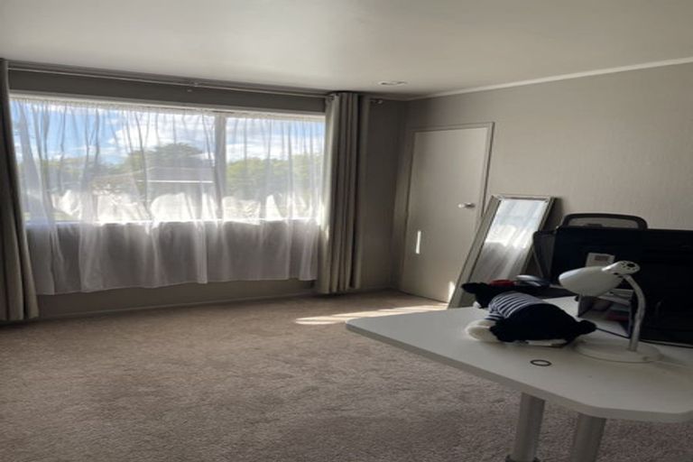 Photo of property in 10 Granville Drive, Massey, Auckland, 0614