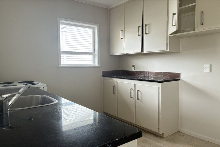 Photo of property in 2/468 Swanson Road, Ranui, Auckland, 0612