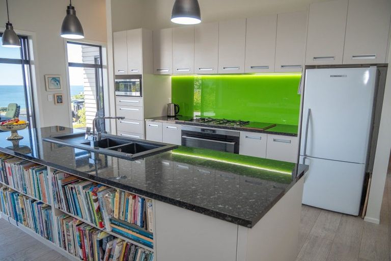 Photo of property in 6 Sunrise Place, Cable Bay, 0420