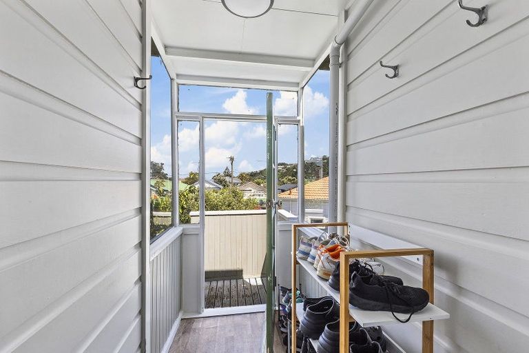 Photo of property in 1/139 Queens Drive, Lyall Bay, Wellington, 6022