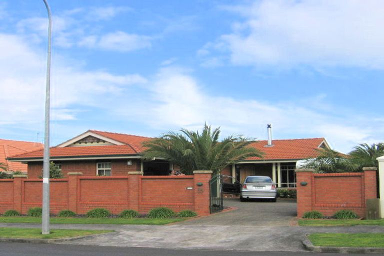 Photo of property in 35 Ribbonwood Crescent, Goodwood Heights, Auckland, 2105