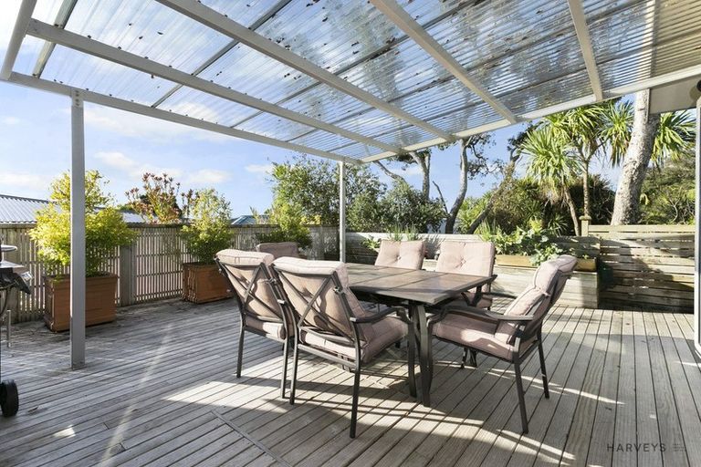 Photo of property in 11 Deane Avenue, Titirangi, Auckland, 0604